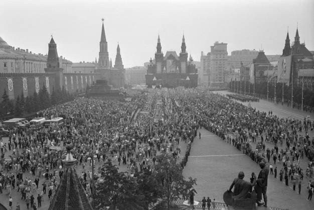 Moscow, USSR. August 18, 1962. Local people attend a rally in Red Square dedicated to the recent joint space flight of Soviet cosmonauts Andriyan Nikolaev and Roman Popovich on board of Vostok-3 and Vostok-4 spacecrafts (August 11-15, 1962). Mark Redkin TASS  16952728