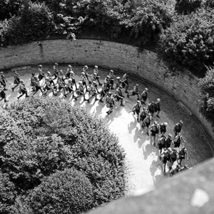Burg Hohenzollern Hitlerjugend auf der Burg Hohenzollern, Stammsitz des ehem. regierenden Kaiserhauses, zwischen Hechingen und Bisingen, Deutschland 1930er Jahre. Hitler youth at Hohenzollern castle, ancestral seat of last German imperial family, Germany 1930s., bei Hechingen Baden Württemberg Deutsches Reich Copyright: xUnitedxArchives M-VerlagxBerlin Lämmel MVB_25006710
