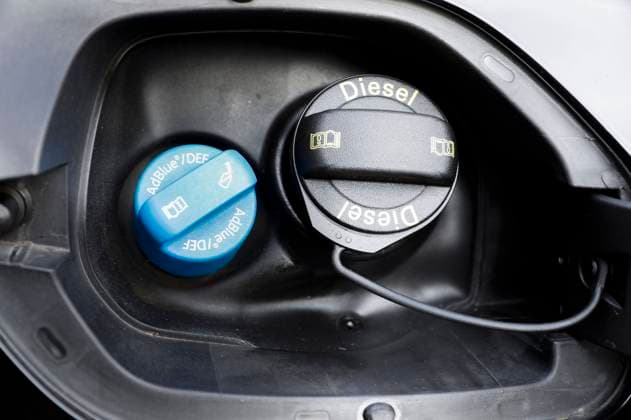 AdBlue-Einfüllstutzen und Diesel-Einfüllstutzen am PKW - Durch den AdBlue-Mangel haben sich die Kosten für AdBlue vervielfacht. Für die Herstellung wird Gas benötigt. (Symbolfoto, Themenfoto) Köln, 24.01.2023 *** AdBlue filler neck and diesel filler neck on passenger car Due to the AdBlue shortage, the costs for AdBlue have multiplied Gas is required for production Symbol photo, subject photo Cologne, 24 01 2023 Foto:xR.xSchmiegeltx xFuturexImage