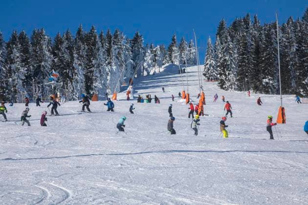 News Themen der Woche KW04 News Bilder des Tages Die Wintersportsaison startete in Oberwiesenthal am Mittwoch erneut in die Saison. Nachdem es über einen Monat ungewöhnlich mild gewesen ist, brachte ein Schneetief und jede Menge Kunstschnee ausreichend Schnee für das Skigenbiet. Somit konnte trotz Nebel die Skihänge am Fichtelberg präpariert werden. Das bedeutete einen Ansturm zahlreicher Skifahrer am Mittwoch. Vor allem die Skischule war auf den Pisten aktiv. Wer mit dem Lift auf dem Berg fuhr startete im Nebel und landete im Sonnenschein. Skifahrer berichten von perfekten Pistenbedingungen (on tape). Die Skisaison kann nun richtig durchstarten Oberwiesenthal Sachsen Deutschland *** The winter sports season started again in Oberwiesenthal on Wednesday After it has been unusually mi