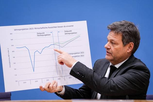 News Themen der Woche KW04 News Bilder des Tages Bundespressekonferenz Vorstellung des Jahreswirtschaftsberichts 2023 Aktuell,25.01.2023, Berlin, Bundesminister fuer Wirtschaft und Klimaschutz Robert Habeck im Portrait bei der Bundespressekonferenz zum Thema Vorstellung des Jahreswirtschaftsberichts 2023 Berlin *** Federal Press Conference Presentation of the Annual Economic Report 2023 News,25 01 2023, Berlin, Federal Minister for Economic Affairs and Climate Protection Robert Habeck in portrait at the Federal Press Conference on the presentation of the Annual Economic Report 2023 Berlin
