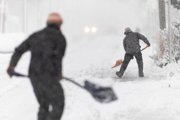January 25, 2023, Hamilton, ON, Canada: People shovel their driveway in Hamilton, Ont., during a winter storm on Wednesday, January 25, 2023. Hamilton Canada  - ZUMAc35_ 20230125_zaf_c35_090 Copyright: xNickxIwanyshynx