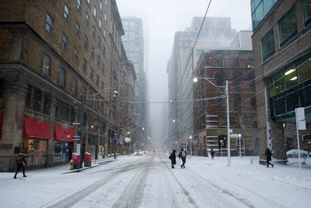 January 25, 2023, Toronto, ON, Canada: Pedestrians cross a street during a snow storm in Toronto on Wednesday, Jan. 25, 2023. Toronto Canada  - ZUMAc35_ 20230125_zaf_c35_092 Copyright: xJoexO Connalx
