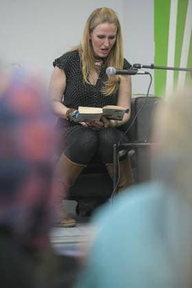 Lesung in Hattingen *** NUR FÜR REDAKTIONELLE ZWECKE *** EDITORIAL USE ONLY ***<p>Lydia Möcklinghoff liest am Donnerstag, 21. März 2019 in der Stadtbibliothek Hattingen aus : Ich glaub, mein Puma pfeift Die Supernasen - Ameisenbären mit Musik Verhaltensbiologin Lydia Möcklinghoff ist Deutschlands einzige Ameisenbärforscherin und lebt viele Monate im Jahr in der brasilianischen Wildnis. Deutschland NRW Hattingen Copyright: SvenjaxHanusch *** Reading in Hattingen *** ONLY FOR EDITORIAL PURPOSE *** EDITORIAL USE ONLY *** P Lydia Möcklinghoff reads on Thursday, 21 March 2019 in the City Library Hattingen from Me believe My Puma whistle the super noses Anteaters with Music behavioral biologist Lydia Möcklinghoff is Germany only a Copyright: SvenjaxHanusch doc74kxcymjrr62teej1yrz EDITORIAL USE ONLY