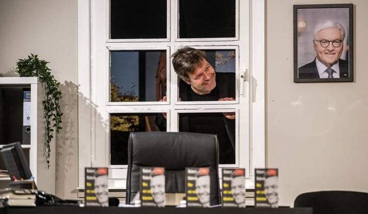 Robert Habeck stellt sein neues Buch vor. *** NUR FÜR REDAKTIONELLE ZWECKE *** EDITORIAL USE ONLY ***<p>Menden, 18.02.2019. Der Politiker Robert Habeck, Die Grünen, stellt sein neues Buch vor. Hier schaut er aus eienem Fenster auf das Foto des Bundespräsidenten Frank Walter Steinmeier. Deutschland NRW Menden Copyright: RalfxRottmann *** Robert Habeck provides its New Book before *** ONLY FOR EDITORIAL PURPOSE *** EDITORIAL USE ONLY *** P Menden, 18 02 2019 the Politicians Robert Habeck, the greens, provides its New Book before here looks he from one Window at the Photo of Federal Presidents Frank Walter Steinmeier Germany NRW Menden Copyright RalfxRottmann Copyright: RalfxRottmann doc7451oz4x66hkvziy81v EDITORIAL USE ONLY