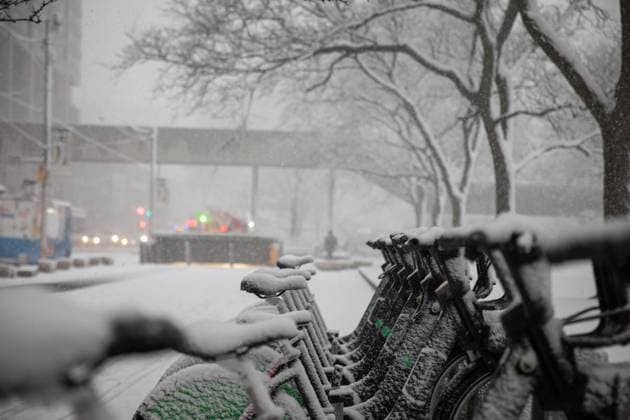 Heavy Snow Hits Toronto Heavy snow affects daily life and travel in Toronto, Canada on January 25, 2023. The city is under a snowfall warning as total snowfall accumulations 15 to 20 cm. Pearson International Airport says more than 25 per cent of its departures and arrivals have been cancelled. Toronto Canada  Copyright: xArifxBalkanx originalFilename: balkan-notitle230125_nptiM.jpg