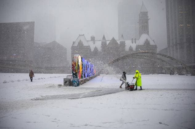 Heavy Snow Hits Toronto Heavy snow affects daily life and travel in Toronto, Canada on January 25, 2023. The city is under a snowfall warning as total snowfall accumulations 15 to 20 cm. Pearson International Airport says more than 25 per cent of its departures and arrivals have been cancelled. Toronto Canada  Copyright: xArifxBalkanx originalFilename: balkan-notitle230125_npkpl.jpg