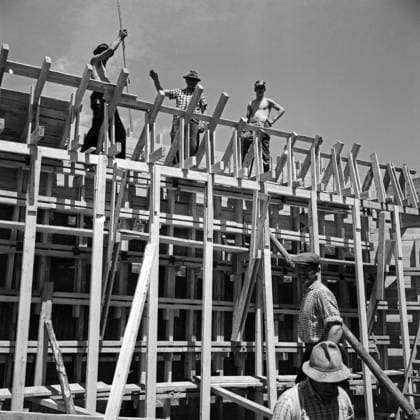 Baustelle Das tägliche Wirken auf einer Baustelle, Deutschland 1950er Jahre. Daily work in a construction area, Germany 1950s., Deutschland Copyright: xUnitedxArchives M-VerlagxBerlin Zwez MVB_32001545