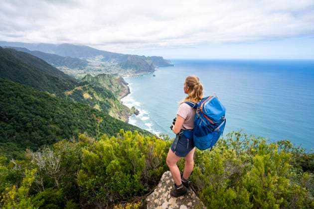 Hiker on Ridge of Pico Do high, Outlook at cliff, Coastal landscape and Sea, Madeira, Portugal, Europe Copyright: imageBROKER/MoritzxWolf ibxmmw08968971.jpg ,model released, Symbolfoto ,property released