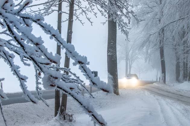 News Themen der Woche KW04 230127Eisbruchgefahr News ID: EN 23-01-27 Eisbruchgefahr im oberen Erzgebirge – Vorsicht beim Betreten von Waldwegen Sehmatal-Neudorf. Während auf dem Fichtelberg in den vergangenen Tagen, bestes Kaiserwetter herrschte, mussten sich einige Menschen wenige Höhenmeter tiefer mit zähem Nebel herumschlagen. Gemeint ist die sogenannte Invasionswetterlage . Dabei sind die oberen Luftschichten wärmer als die unteren Luftschichten. Im Übergangsbereich zwischen den warmen und kalten Luftschichten, bildet sich zum Teil dichter Nebel. Betroffen sind momentan Gebiete vom Erzgebirge bis zur Sächsischen Schweiz, welche zwischen 700 und 1000 Höhenmeter liegen. Neben dem Dauergrau, welches viele Menschen auf das Gemüt schlägt, bietet der Nebel allerd