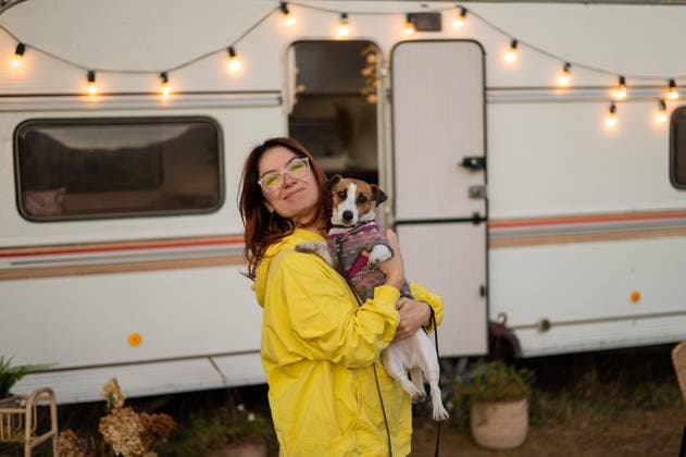 IMAGO Creative: Herbst, Touren mit dem Camper RECORD DATE NOT STATED Red-haired Caucasian woman hugs a dog and lives in a motor home. Travel by trailer, model released, , 40128682.jpg, woman, dog, travel, trailer, motorhome, campervan, red-haired, caucasian, hugs, adventure, recreation, love, together, trip, vacation, autumn, cozy, leisure, campground, camping, holiday, pet, van, journey, vehicle, weather, bonding, girl, cuddling, emotion, bonfire, forest, car, caravan, home, outdoors, resting, relax, motor, nature, tourism, wanderlust, freedom, enjoying, romantic, peace, road, goggles, closeness, cute