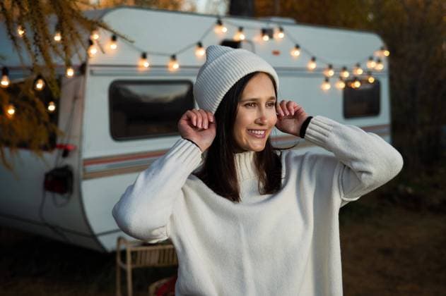 IMAGO Creative: Herbst, Touren mit dem Camper RECORD DATE NOT STATED A pensive Caucasian woman in a white knitted sweater and a hat is resting near a motorhome in a warm autumn. Travel by camper, model released, , 40156786.jpg, woman, sweater, motorhome, caucasian, lights, cosy, autumn, vacation, holiday, trip, car, travel, road, camper, van, girl, bus, freedom, journey, leaning, wanderlust, romantic, caravan, cozy, fall, comfortable, trailer, transportation, tourism, knitted, hat, vehicle, campsite, hiking, lady, picnic, enjoying, adventure, recreation, nature, outdoors, portrait, rest, leisure, wheel, mobile, october, wool, november, weekend