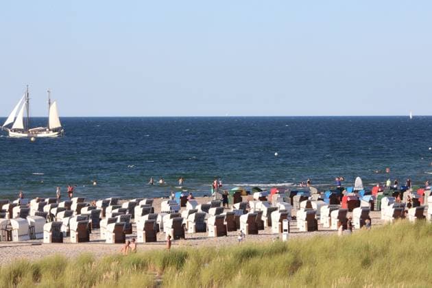 Blick am Donnerstag (11.08.2022) im Ostseebad Warnemünde auf den örtlichen Strand während der 31. Hanse-Sail. Die Sail in Rostock und Warnemünde vom 11. bis 14. August ist das größte Traditionsseglertreffen der Welt. Es bietet seinen Besuchern ein abwechslungsreiches Programm an Land und auf dem Wasser. Dazu nutzen zahlreiche Wirtschaftsvertreter das Ereignis für intensive Gespräche und einen Erfahrungsaustausch. Dahingehend werden in diesem Jahr mehr als 100 Traditionsschiffe und Tausende Besucher an der Ostseeküste erwartet. Dabei nutzen zahlreiche Gäste das bedeutende Ereignis in der Regel u.a. auch für einen Ausflug an den feinen Sandstrand des Ortes. *** View on Thursday 11 08 2022 in the Baltic seaside resort Warnemünde on the local