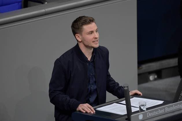 Bilder des Jahres 2023, Entertainment 01 Januar Entertainment Themen der Woche KW04 In seiner Gedenkstunde fuer die Opfer des Nationalsozialismus stellt der Bundestag am 27.01.2023 die wegen ihrer sexuellen Orientierung verfolgten und ermordeten Menschen in den Mittelpunkt. Im Bild: Schauspieler Yannik Schuemann spricht im Parlament. Im ganzen Land sind Veranstaltungen geplant, um an die von den Nazis verfolgten und ermordeten Juden, Sinti und Roma, Behinderten und Vertretern anderer Opfergruppen zu erinnern. (Siehe epd-Meldung vom 27.01.2023) EDITORIAL USE ONLY *** In its hour of remembrance for the victims of National Socialism, the Bundestag on 27 01 2023 focuses on those persecuted and murdered because of their sexual orientation In the picture, actor Yannik Schuemann speaks in parliament Events are planned throughout Copyright: epd-bild ChristianxDitsch epd-Holocaust-Gedenktag11 - Kopieren