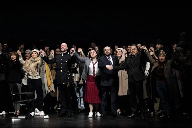 Bilder des Jahres 2023, Entertainment 01 Januar Entertainment Themen der Woche KW04 Attilio Glaser (als Gabriele Adorno), Maria Motolygina (als Maria, Amelia), George Petean (als Simon Boccanegra) und Liang Li (als Jacopo Fiesco), mittig v.l., sowie Ensemble während der Fotoprobe für Simon Boccanegra in der Deutschen Oper Berlin, 26. Januar 2023. Oper in einem Prolog und drei Akten von Giuseppe Verdi. Musikalische Leitung Jader Bignamini. Inszenierung Vasily Barkhatov. Bühne Zinovy Margolin. Kostüme Olga Shaishmelashvili. Premiere ist am 29. Januar 2023. Deutsche Oper Berlin Simon Boccanegra *** Attilio Glaser as Gabriele Adorno , Maria Motolygina as Maria, Amelia , George Petean as Simon Boccanegra and Liang Li as Jacopo Fiesco , center v l , and ensemble during the photo rehearsal for Simon Boccanegra at Deutsch