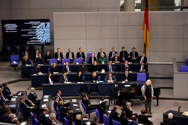 News Themen der Woche KW04 Tobias Bartholmeß und Georgette Dee bei der Gedenkstunde des Deutschen Bundestages aus Anlass des Tags des Gedenkens an die Opfer des Nationalsozialismus im Reichstagsgebäude. Berlin, 27.01.2023 *** Tobias Bartholmeß and Georgette Dee at the German Bundestags hour of remembrance on the occasion of the Day of Remembrance of the Victims of National Socialism in the Reichstag building Berlin, 27 01 2023 Foto:xJ.xMWx xFuturexImage