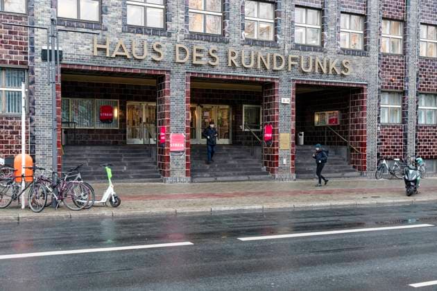 Ganztägiger Warnstreik beim rbb 2023-01-27, Deutschland, Berlin - Ganztätiger Warnstreik beim krisengeschüttelten Rundfunk Berlin-Brandenburg rbb: Wegen ihrer Auffassung nach völlig unzureichender Honorar- und Gehaltsangebote in der laufenden Tarifrunde erhöhen die Mediengewerkschaften dju in Ver.di und Deutscher Journalisten Verband (DJV) den Druck. Im Bild Streikplakate am Haus des Rundfunks in Berlin. *** All-day warning strike at rbb 2023 01 27, Germany, Berlin All-day warning strike at crisis-ridden Rundfunk Berlin Brandenburg rbb Because of what they consider to be completely inadequate fee and salary offers in the current round of collective bargaining, the media unions dju in Ver di and Deutscher Journalisten Verband DJV are i