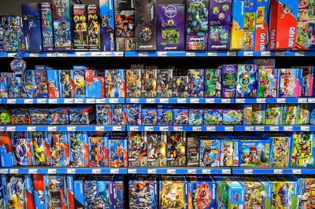  Regal mit Playmobil-System-Spielzeug im Großmarkt, Bayern, Deutschland, Europa *** Shelf with Playmobil System Toys at wholesale market, Bavaria, Germany, Europe Copyright: imageBROKER/ManfredxBail iblabc08993195.jpg