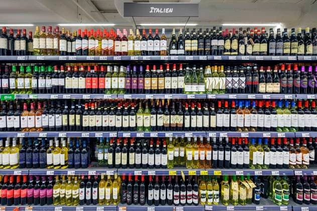  Regale mit WeinFlaschen im Großmarkt, Bayern, Deutschland, Europa *** Shelves with Wine bottles at wholesale market, Bavaria, Germany, Europe Copyright: imageBROKER/ManfredxBail iblabc08993223.jpg