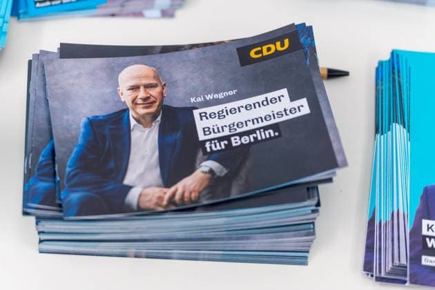 27.01.2023,Berlin,Deutschland,Friedrich Merz kommt nach Neukölln,Gemeinsam mit Bürgerinnen und Bürgern diskutiert der Bundesvorsitzende der CDU Deutschlands und der Vorsitzende der CDU CSU Fraktion im Deutschen Bundestag, Friedrich Merz, MdB. im Gemeinschaftshaus Gropiusstadt, Bat-Yam-Platz 1.Foto: Kai Wegner Werbeflyer *** 27 01 2023,Berlin,Germany,Friedrich Merz comes to Neukölln,Together with citizens discusses the federal chairman of the CDU of Germany and the chairman of the CDU CSU faction in the German Bundestag, Friedrich Merz, MdB in the community center Gropiusstadt, Bat Yam Platz 1 photo Kai Wegner advertising flyer