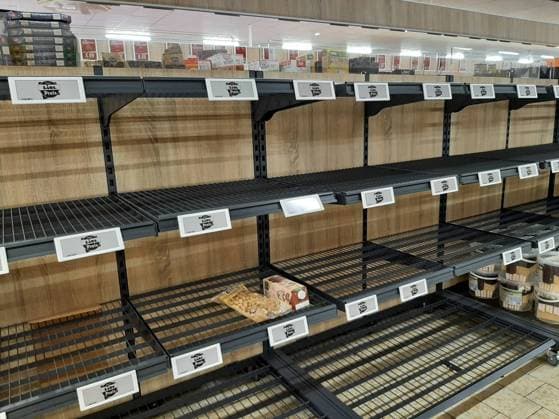 Leere Regale im Supermarkt *** Empty shelves in supermarket Copyright: xLobeca RalfxHomburgx