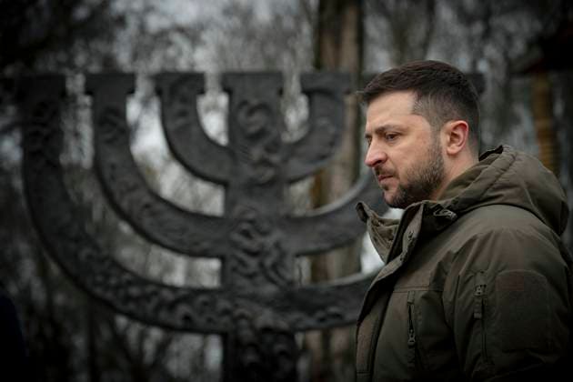 News Themen der Woche KW04 January 27, 2023, Kyiv, Ukraine: Ukrainian President Volodymyr Zelenskyy stands for a moment of silence at the Menorah memorial to commemorate International Holocaust Remembrance Day at the Babyn Yar National Historical Memorial site, January 27, 2023 in Kyiv, Ukraine. Kyiv Ukraine - ZUMAp138 20230127_zaa_p138_011 Copyright: xUkrainexPresidency UkrainianxPrex