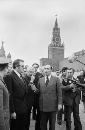 Moscow, USSR. First Secretary of the Socialist Party of France FranÃ‘Âois Mitterrand (C) gives an interview before the wreath-laying ceremony in Red Square. Valentin Sobolev TASS  24761214