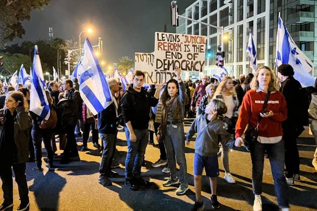 News Themen der Woche KW04 ISRAEL, TEL AVIV - JANUARY 28, 2023: Protesters take part in an anti-government demonstration near government buildings complex in Kaplan Street. Ivan Batyrev TASS  57083673