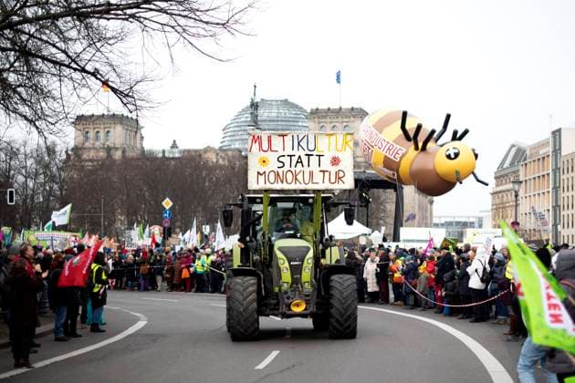 Agrar Demonstration - Wir Haben Es Satt DEU, Deutschland, Germany, Berlin, 21.01.2023 Traktor mit Transparent Multikultur statt Monokultur bei der Demonstration Wir Haben Es Satt unter dem Motto Wir haben Krisenprofite satt Agrarwende Anpacken das Klima retten gegen die Agrarindustrie und eine sozial gerechte Agrarwende im Regierungsviertel in Berlin Deutschland. Bauern und Angestellte in der Landwirtschaft protestieren auf der Demonstration im Rahmen der Gruenen Woche. Die Landwirte protestieren fuer eine oekologische Landwirtschaft und Gutes Essen. Themen der Demo sind: gegen industrielle Tierfabriken, Industrialisierung der Landwirtschaft, gegen Dumping bei Tierexporten und Lebensmitteln, faire Preise fuer Agrarprodukte, Perspektive stat