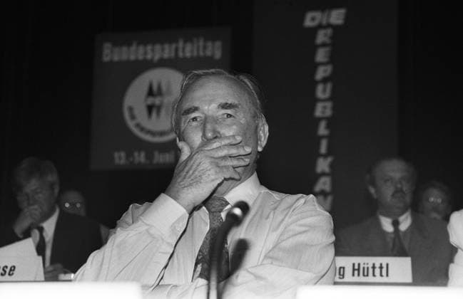 Deutschland, Deggendorf, 13.06.1992 Archiv.: 34-32-30 Parteitag der Republikaner Foto: Franz Schoenhuber, Parteivorsitzender Parteitag der Republikaner *** Germany, Deggendorf, 13 06 1992 Archive 34 32 30 Party Congress of the Republicans Photo Franz Schoenhuber, Chairman Party Congress of the Republicans