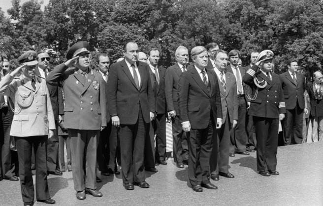 Moscow, USSR. July 1, 1980. Chancellor of the Federal Republic of Germany Helmut Schmidt (C, front) and Vice Chancellor of the FRG, Federal Minister of Foreign Affairs of the FRG Hans-Dietrich Genscher (3rd L, 2nd row) lay a wreath at the Tomb of the Unknown Soldier at the Kremlin Wall in the Alexander Garden. Valentin Kuzmin, Eduard Pesov TASS  16820097