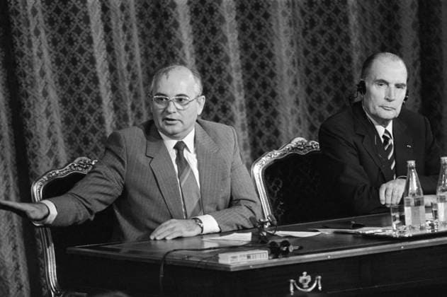 Paris, France. General Secretary of the CPSU Central Committee Mikhail Gorbachev (L) and President of France Francois Mitterrand take part in a joint press conference at the Elysee Palace. Yuri Lizunov, Valery Khristoforov TASS  17219560