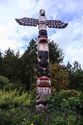 Huge Indian totemic column Huge Indian totemic column. Scenic decorative park Butchart Gardens on Vancouver Island, Canada Copyright: xZoonar.com kavramx 9606038