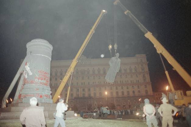 Moscow, USSR. The monument to Soviet statesman Felix Dzerzhinsky is being dismantled on Lubyanskaya Square after a failed coup attempt by members of the State Committee for the State of Emergency headed by Vice-President of the USSR Gennady Yanayev. Andrey Solovyov, Gennady Khamelyanin TASS  32393039