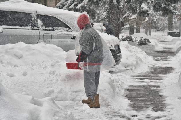 Heavy Snow Hits Toronto Woman shovels snow during a snowstorm in Toronto, Ontario, Canada, on January 29, 2023. The storm is expected to drop around 10 centimeters of snow across the Greater Toronto Area. Toronto Ontario Canada  Copyright: xCreativexTouchxImagingxLtdx originalFilename: friedman-heavysno230129_npdcA.jpg