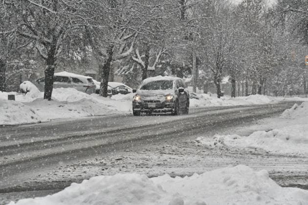Heavy Snow Hits Toronto Vehicle covered with snow driving along a road during a snowstorm in Toronto, Ontario, Canada, on January 29, 2023. The storm is expected to drop around 10 centimeters of snow across the Greater Toronto Area. Toronto Ontario Canada  Copyright: xCreativexTouchxImagingxLtdx originalFilename: friedman-heavysno230129_npjWw.jpg
