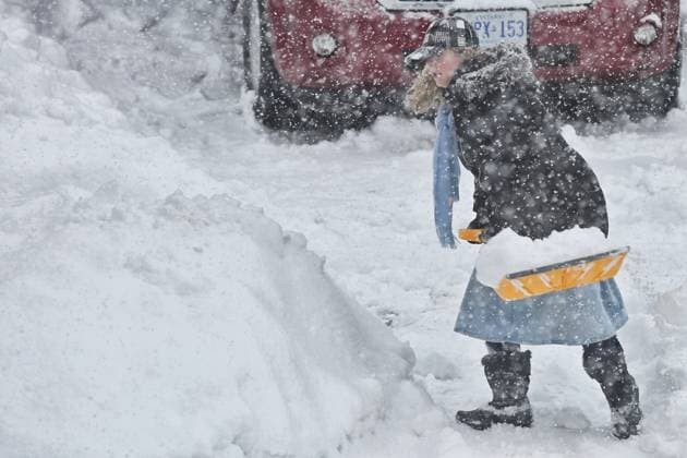 News Bilder des Tages Heavy Snow Hits Toronto Woman shovels snow during a snowstorm in Toronto, Ontario, Canada, on January 29, 2023. The storm is expected to drop around 10 centimeters of snow across the Greater Toronto Area. Toronto Ontario Canada  Copyright: xCreativexTouchxImagingxLtdx originalFilename: friedman-heavysno230129_npnjW.jpg