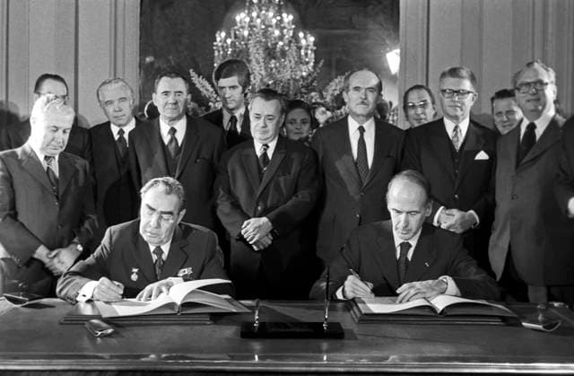 Rambouillet, France. President of the French Republic Valery Giscard d Estaing and General Secretary of the Central Committee of the Communist Party of the Soviet Union Leonid Brezhnev (R-L front) sign the Agreement on the Economic Cooperation during 1975-1979 in the Castle of Rambouillet. Vladimir Musaelyan, Valentin Sobolev TASS  9621890