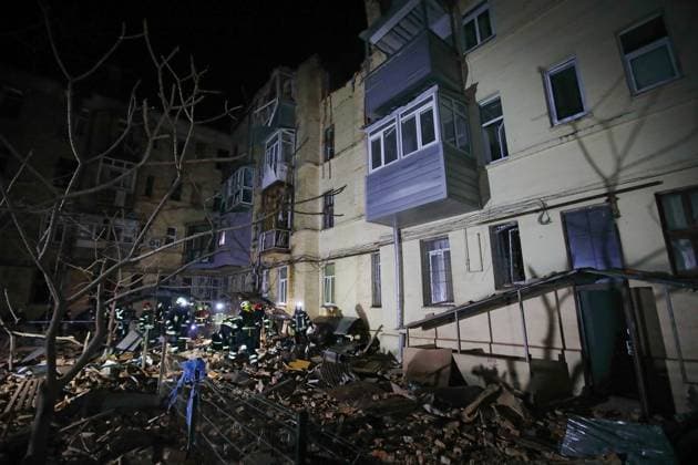 News Themen der Woche KW05 News Bilder des Tages KHARKIV, UKRAINE - JANUARY 30, 2023 - Rescuers remove the rubble at a four-storey residential building in Kyivskyi district hit by a Russian S-300 missile Sunday evening, January 29, Kharkiv, northeastern Ukraine. As reported, an elderly woman died in the attack, while three people received minor injuries. Russia s strike on residential building in Kharkiv  Copyright: xVyacheslavxMadiyevskyyx