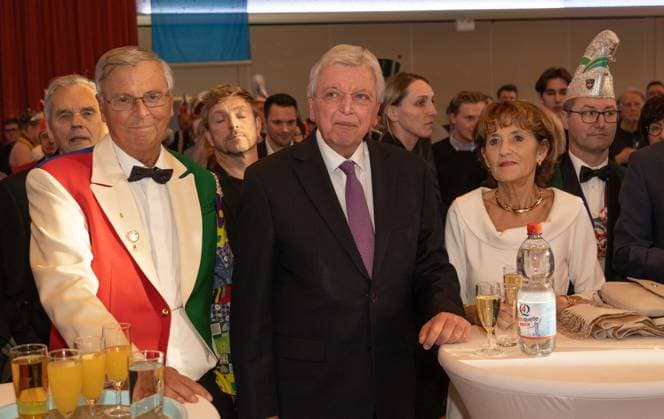 Award of the Order of Courage to Volker Bouffier 29 01 2023 Bürstadt Award of the Order of Courage to Volker Bouffier Wolfgang Bosbach, Volker Bouffier, Ursula Bouffier TG2023-0088