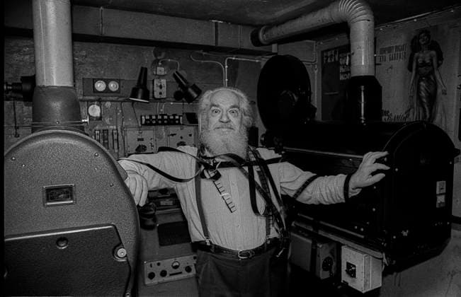 Kino Schlüter West-Berlin, 21.1.1990, Kino Schlüter in der Schlüterstraße, Leiter Bruno Dunst im Vorführraum, Â *** Kino Schlüter West Berlin, 21 1 1990, cinema Schlüter in Schlüterstraße, director Bruno Dunst in the projection room, Â