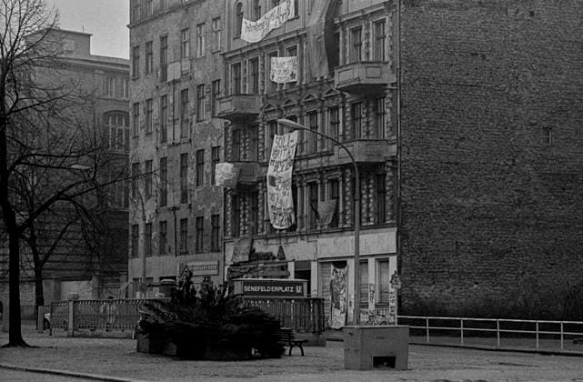 besetztes Haus in Ostberlin DDR, Berlin, 8.1.1990, erstes besetztes Haus in Ostberlin in der Schönhauser Allee Senefelderplatz, Â *** occupied house in East Berlin GDR, Berlin, 8 1 1990, first occupied house in East Berlin in Schönhauser Allee Senefelderplatz, Â