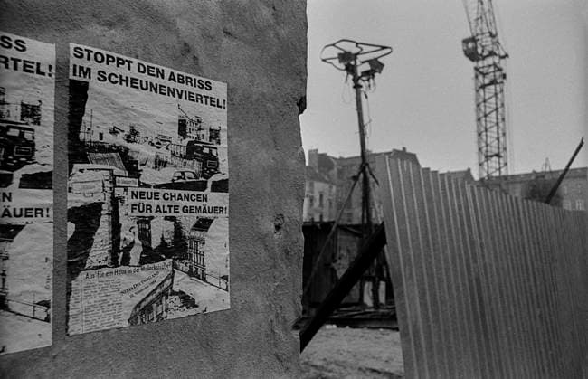 Steinstraßsse DDR, Berlin, 8.1.1990, Zaun in der Steinstraße, Plakat: Stoppt den Abriß im Scheunenviertel!, Neue Chancen für alte Gemäuer, Â *** Steinstraßsse GDR, Berlin, 8 1 1990, fence in Steinstraße, poster Stoppt den Abriss im Scheunenviertel , New chances for old walls, Â