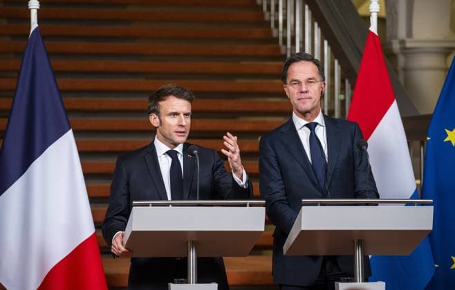 News Themen der Woche KW05 News Bilder des Tages THE HAGUE - Prime Minister Rutte receives French President Emmanuel Macron at the Binnenhof. The theme of the visit is the extra European Council, the war in Ukraine, migration and the European economy. ANP LEX VAN LIESHOUT netherlands out - belgium out *** THE HAGUE Prime Minister Rutte receives French President Emmanuel Macron at the Binnenhof The theme of the visit is the extra European Council, the war in Ukraine, migration and the European economy ANP LEX VAN LIESHOUT netherlands out belgium out  Copyright: xx x461832612x originalFilename: 461832612.jpg