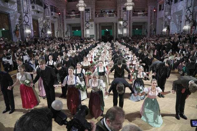 Bilder des Jahres 2023, Entertainment 01 Januar Entertainment Themen der Woche KW05 Entertainment Bilder des Tages RECORD DATE NOT STATED 30.01.2023, Wiener Hofburg, 100. JÄGERBALL, Wiener Ball vom Grünen Kreuz im Bild: -Eröffnung i Festsaal, -Debütanten, 100. JÄGERBALL *** 30 01 2023, Vienna Hofburg, 100 HUNTER BALL, Vienna Ball of the Green Cross in the picture opening i ballroom, debutants, 100 HUNTER BALL.