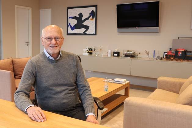 Hannover, Gründer und Geschäftsführer Dirk Roßmann der Drogeriemarktkette Rossmann in seinem Büro in der Firmenzentrale Großburgwedel, *** Hanover, founder and CEO Dirk Roßmann of the drugstore chain Rossmann in his office at the companys headquarters in Großburgwedel,