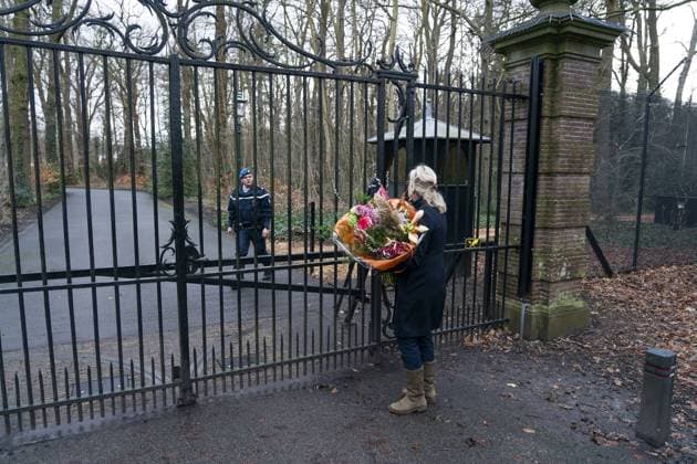 Entertainment Themen der Woche KW05 Entertainment Bilder des Tages LAGE VUURSCHE - A bouquet of flowers is delivered to Drakensteyn Castle in honor of Princess Beatrix s 85th birthday. King Willem-Alexander s mother was queen from April 30, 1980 to April 30, 2013. ANP JEROEN JUMELET netherlands out - belgium out *** LAGE VUURSCHE A bouquet of flowers is delivered to Drakensteyn Castle in honor of Princess Beatrix s 85th birthday King Willem Alexander s mother was queen from April 30, 1980 to April 30, 2013 ANP JEROEN JUMELET netherlands out belgium out  Copyright: xx x461862714x originalFilename: 461862714.jpg
