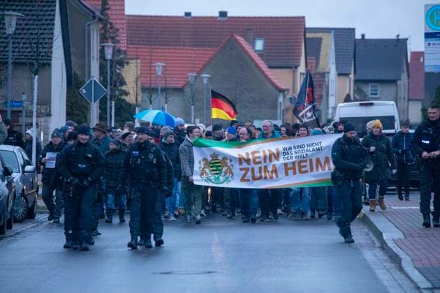 Bilder des Jahres 2023, News 01 Januar News Themen der Woche KW05 News Bilder des Tages Die Nerven liegen bei den Strellnern blank. Das alte Munitionsdepot der Bundeswehr in Strelln soll eine Asylunterkunft werden. Hunderte Menschen sollen hier untergebracht werden. Die Wut auf die Politik in Zeiten von Corona und Krieg geht nunmehr auf die Asylpolitik über. Schon vor einigen Jahren, 2018, gab es in Chemnitz Ausschreitungen Asylanten wurden von Rechten regelrecht gehetzt. Angetrieben u.a. von Martin Kohlmann. Kohlmann, nunmehr Chef der Freien Sachsen, mobilisiert daher erneut gegen Asylanten. So wurden für den Dienstag aufgerufen, vor der Dorfkneipe von Strelln, Zum Lindenbaum, zu demonstrieren. Das geschah auch. Hunderte Menschen schrien Wortlaute gegen Asylanten. In der Gaststätte zum Lindenbaum fand eine Einwoh