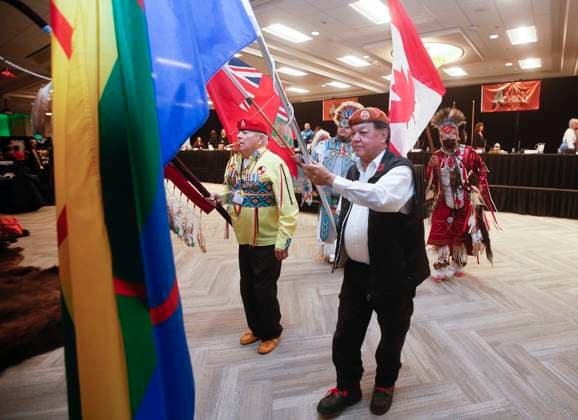 Kanada, Bundestaat Manitoba und Vertreter der Ethnie Peguis unterzeichnen Abkommen in Winnipeg January 31, 2023, WINNIPEG, MANITOBA, CANADA: The Grand Entry makes its way into a signing ceremony of the Peguis First Nation Honouring our Children, Families and Nation Act Coordination Agreement in Winnipeg, Tuesday, January 31, 2023. The governments of Canada and Manitoba joined Peguis Chief Glenn Hudson and Peguis CFS for this historic event. WINNIPEG CANADA  - ZUMAc35_ 20230131_zaf_c35_088 Copyright: xJohnxWoodsx