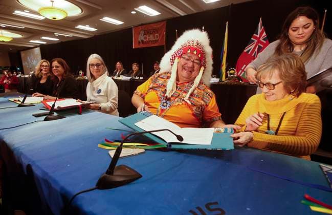 Kanada, Bundestaat Manitoba und Vertreter der Ethnie Peguis unterzeichnen Abkommen in Winnipeg January 31, 2023, WINNIPEG, MANITOBA, CANADA: From left, Rochelle Squires, Manitoba Minister of Families, Manitoba Premier Heather Stefanson, Patty Hajdu, Minister of Indigenous Services Canada, Peguis Chief Glenn Hudson and Louise McCorrister, Peguis Child and Family Services Board Chair, sign the Peguis First Nation Honouring our Children, Families and Nation Act Coordination Agreement in Winnipeg, Tuesday, January 31, 2023. The governments of Canada and Manitoba joined Peguis Chief Glenn Hudson and Peguis CFS for this historic event. WINNIPEG CANADA - ZUMAc35_ 20230131_zaf_c35_103 Copyright: xJohnxWoodsx